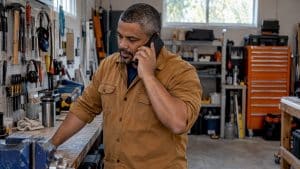 Contractor answering an incoming customer call